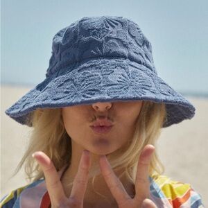 Roxy bucket hat